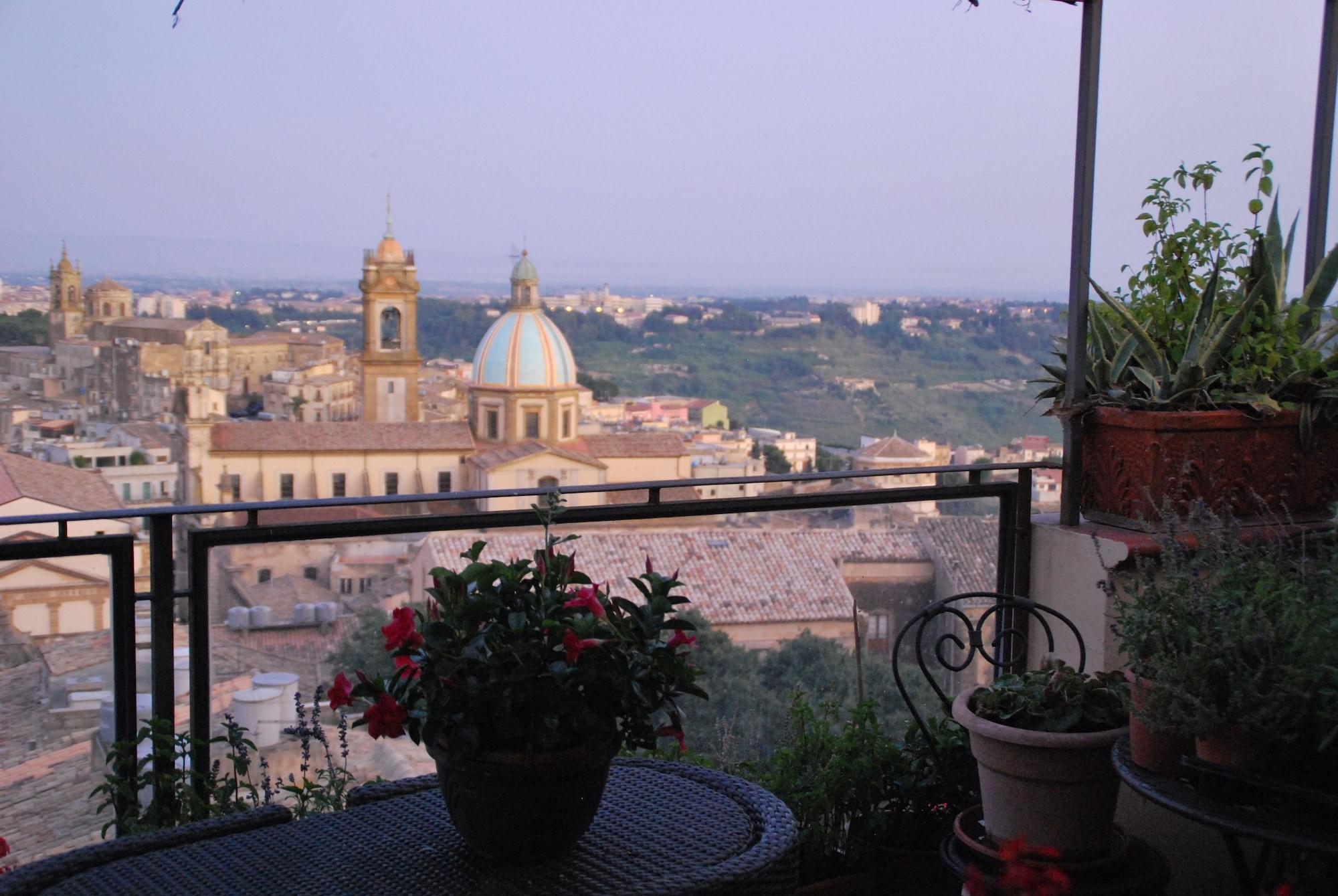 Casa Tipica Siciliana Patronale Home Bedandbreakfast Tremetrisoprailcielo Camere Con Vista, Colazione Interna In Terrazzo Panoramico Caltagirone Εξωτερικό φωτογραφία