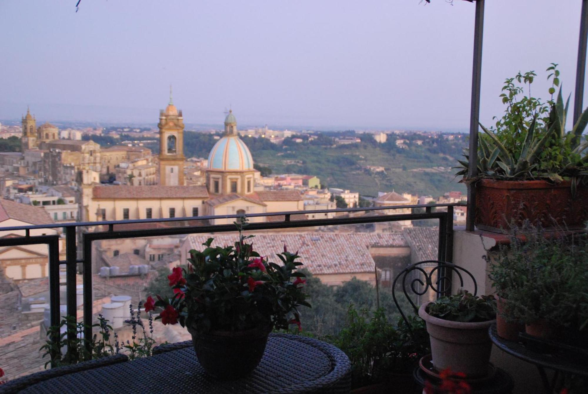 Casa Tipica Siciliana Patronale Home Bedandbreakfast Tremetrisoprailcielo Camere Con Vista, Colazione Interna In Terrazzo Panoramico Caltagirone Εξωτερικό φωτογραφία