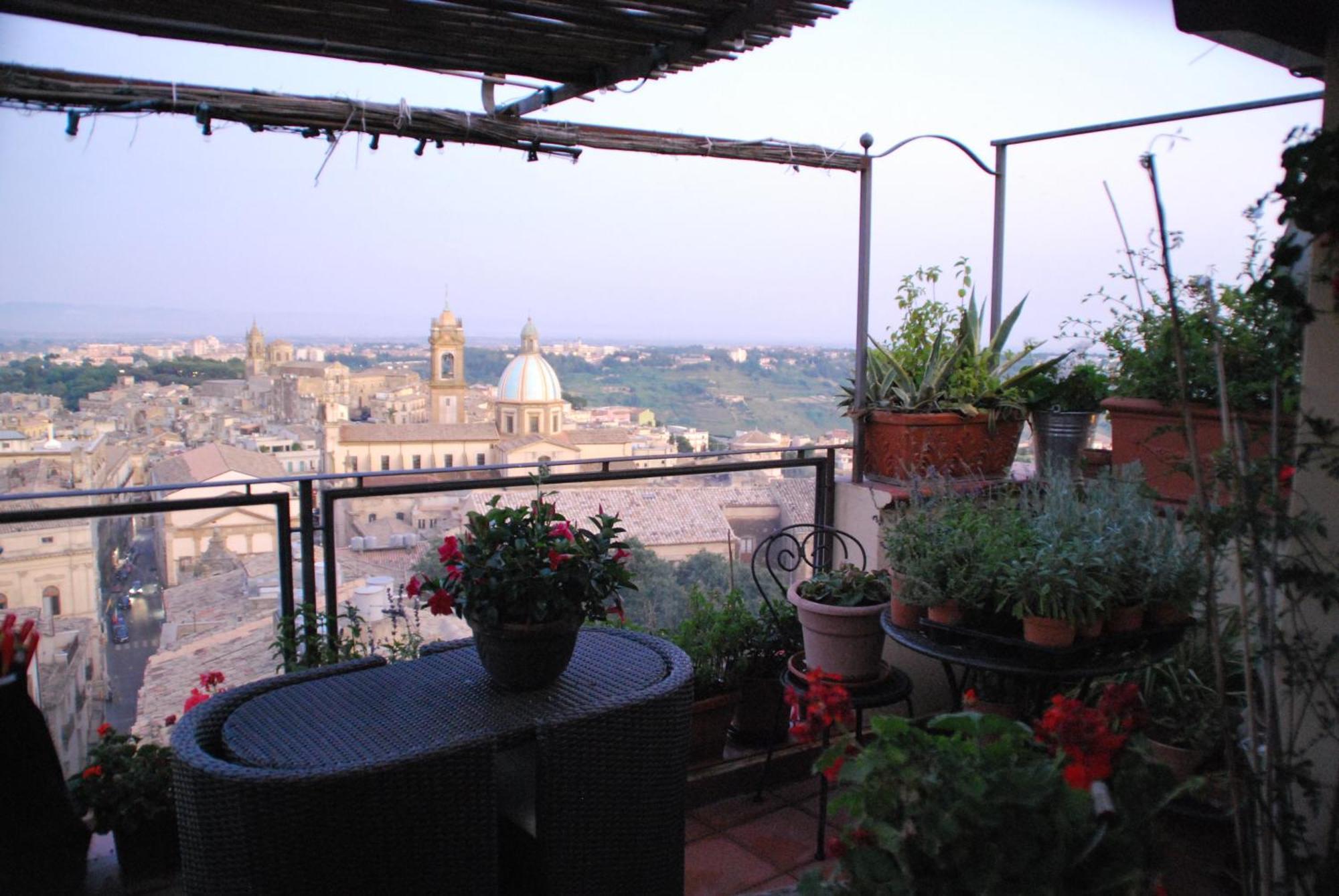 Casa Tipica Siciliana Patronale Home Bedandbreakfast Tremetrisoprailcielo Camere Con Vista, Colazione Interna In Terrazzo Panoramico Caltagirone Εξωτερικό φωτογραφία