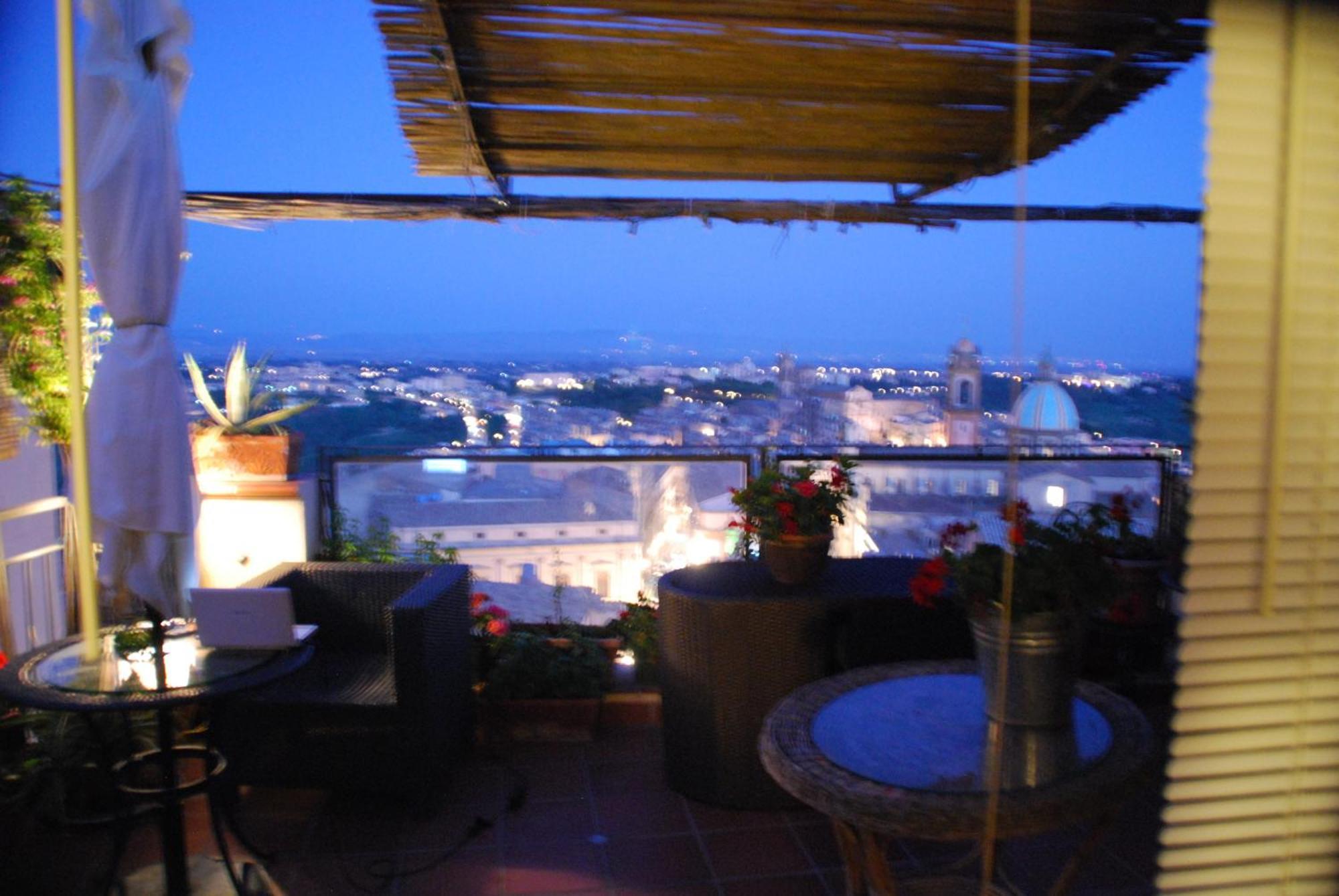 Casa Tipica Siciliana Patronale Home Bedandbreakfast Tremetrisoprailcielo Camere Con Vista, Colazione Interna In Terrazzo Panoramico Caltagirone Εξωτερικό φωτογραφία