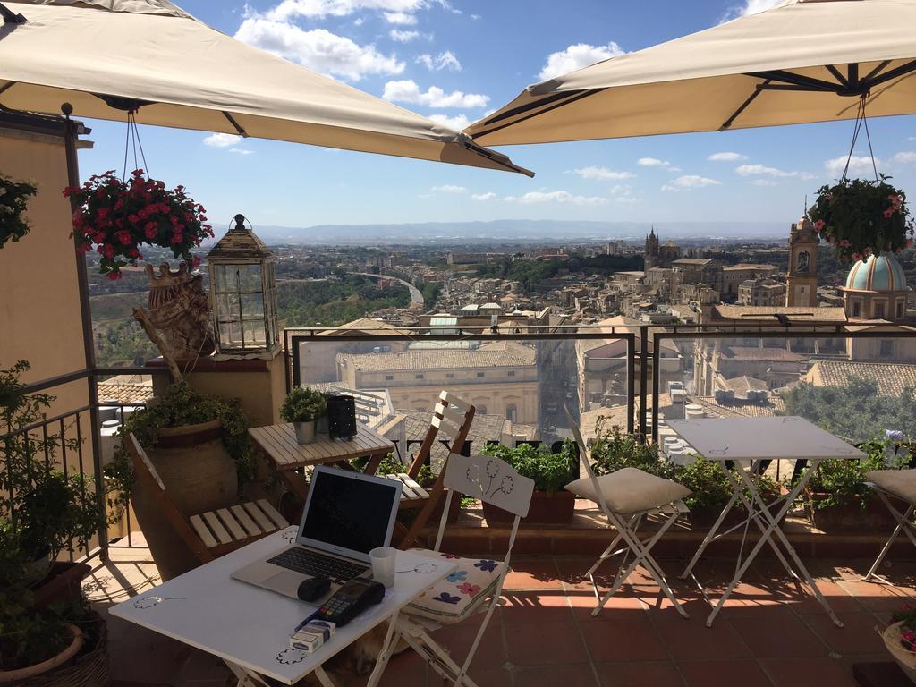 Casa Tipica Siciliana Patronale Home Bedandbreakfast Tremetrisoprailcielo Camere Con Vista, Colazione Interna In Terrazzo Panoramico Caltagirone Εξωτερικό φωτογραφία
